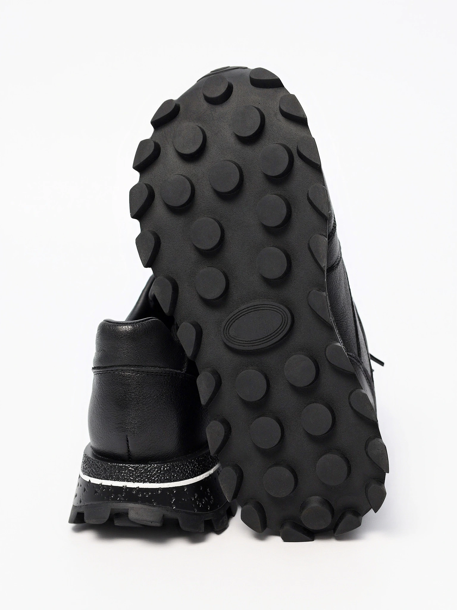 Кроссовки черного цвета на рельефной подошве